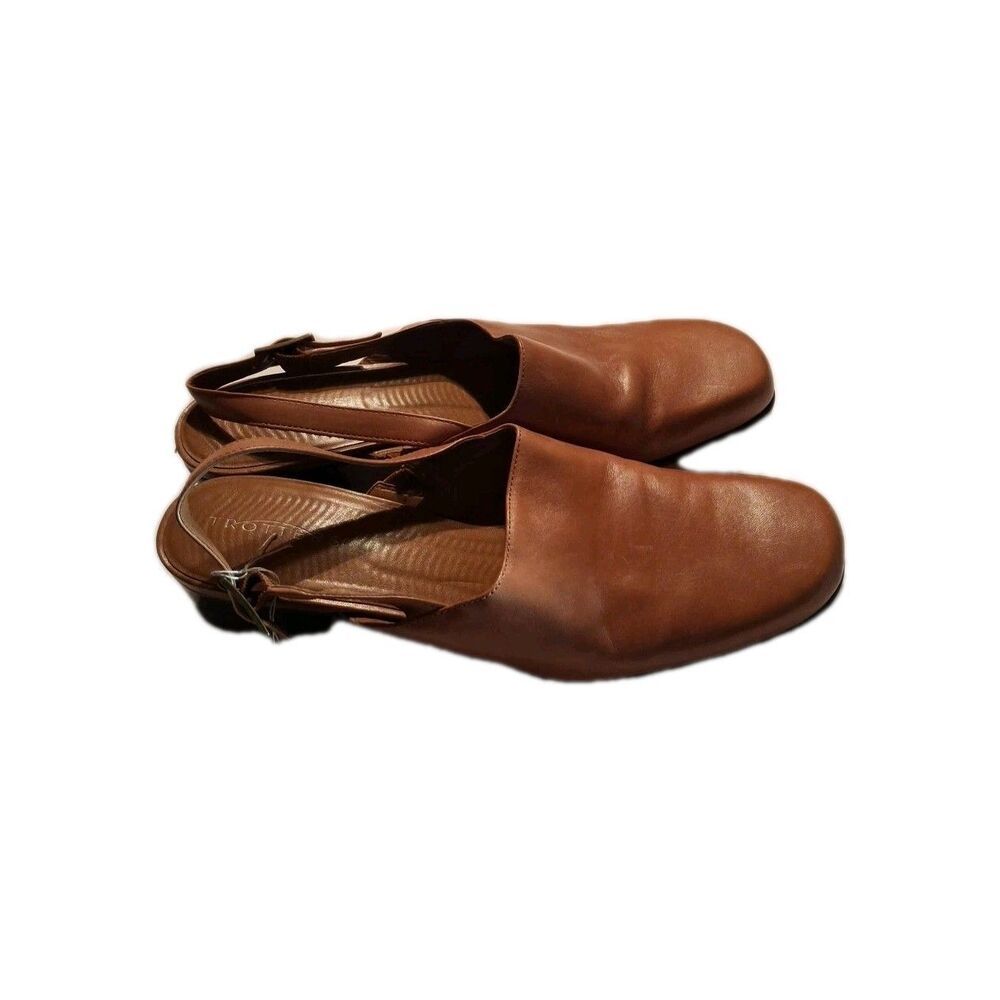 Trotters Holly is a stylish slingback flat built for comfort.